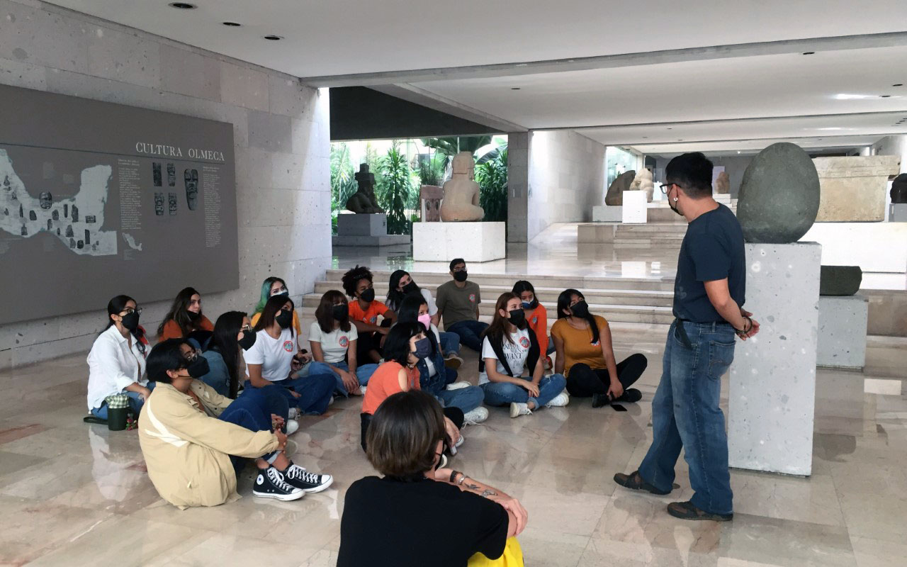 2 / 5 - Escuela de Turismo Internacional Visita Museo de Antropología de Xalapa