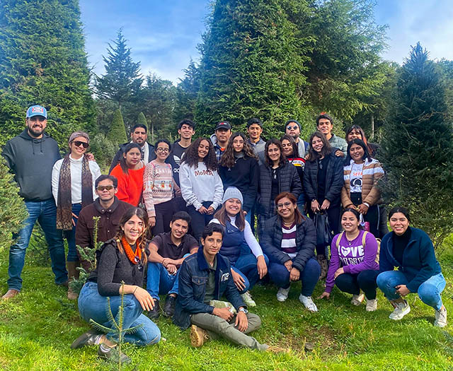 Anunciando la Llegada de la Navidad con el Corte del Pino Navide&ntilde;o 2022