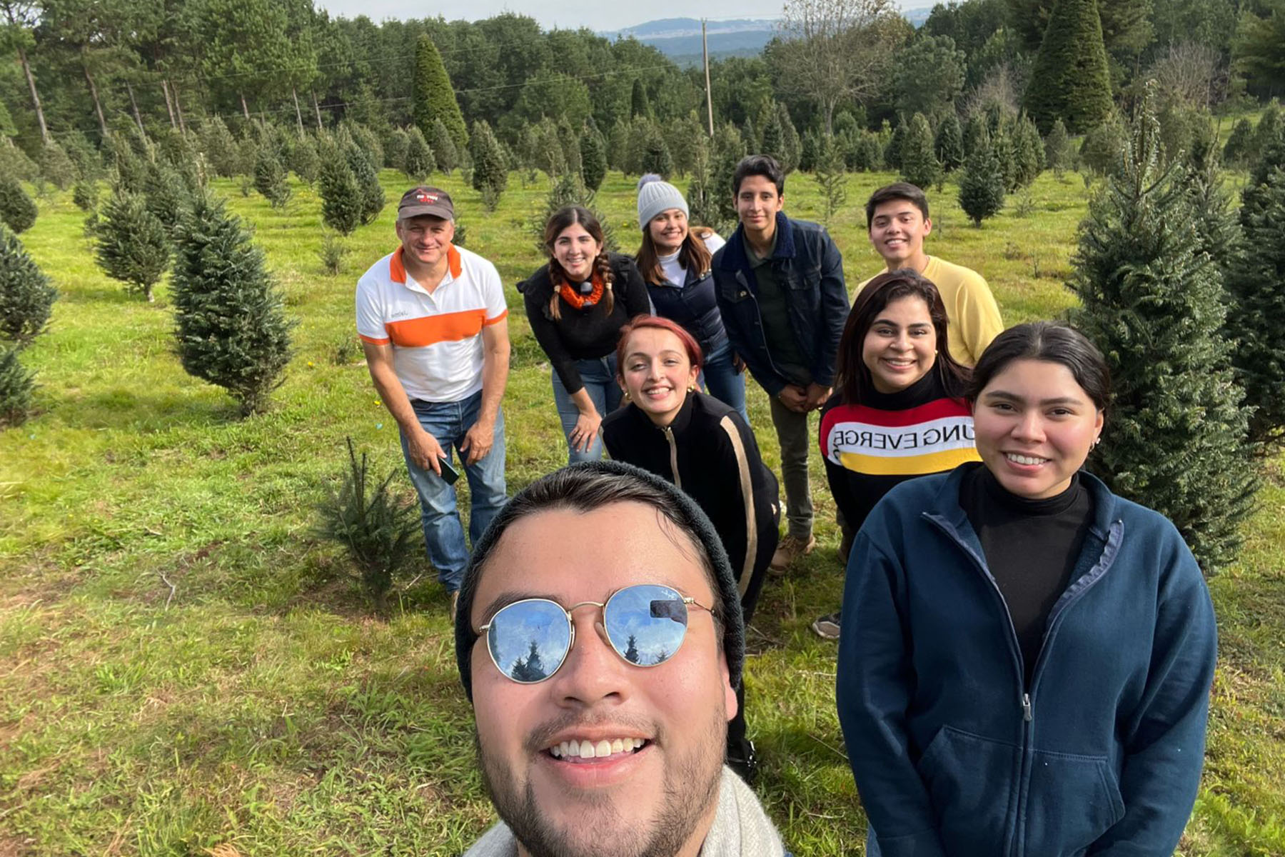 4 / 12 - Anunciando la Llegada de la Navidad con el Corte del Pino Navideño 2022