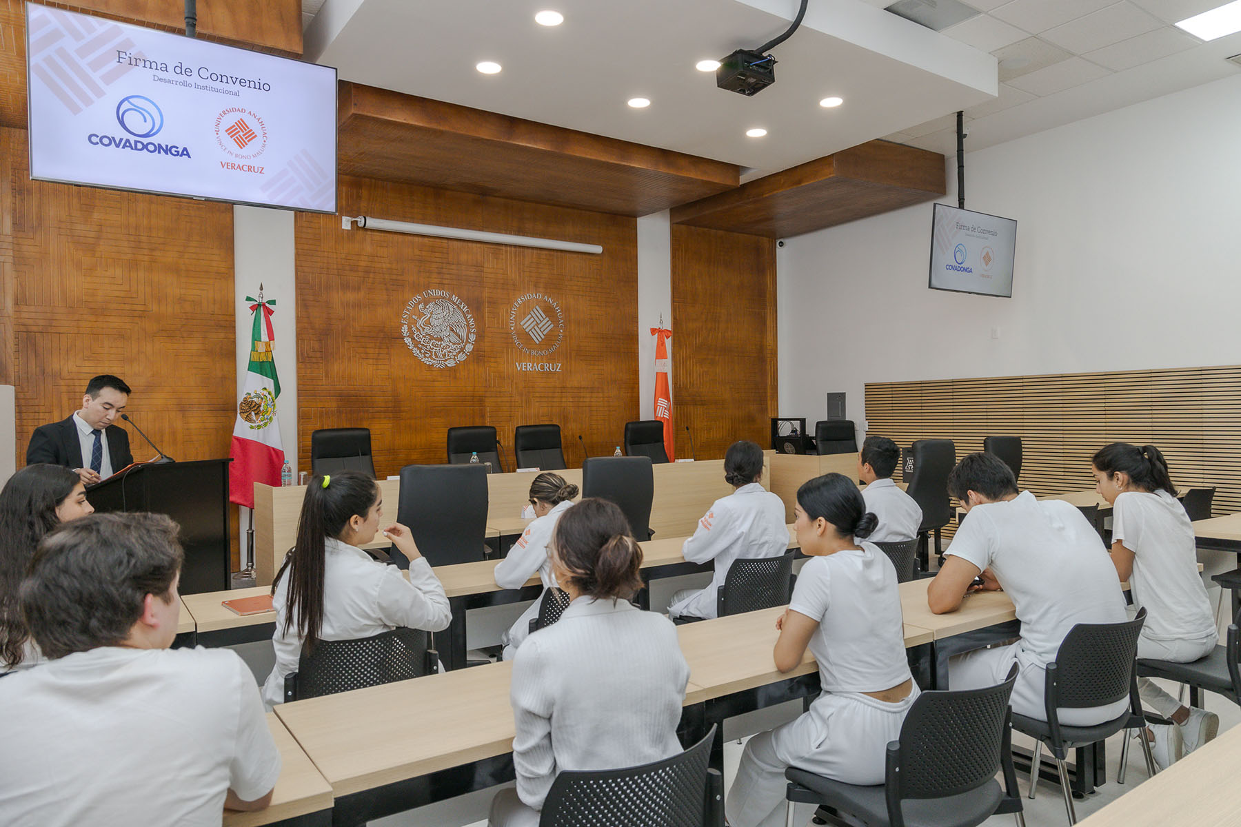 3 / 14 - Firma de Convenio con Hospitales Covadonga