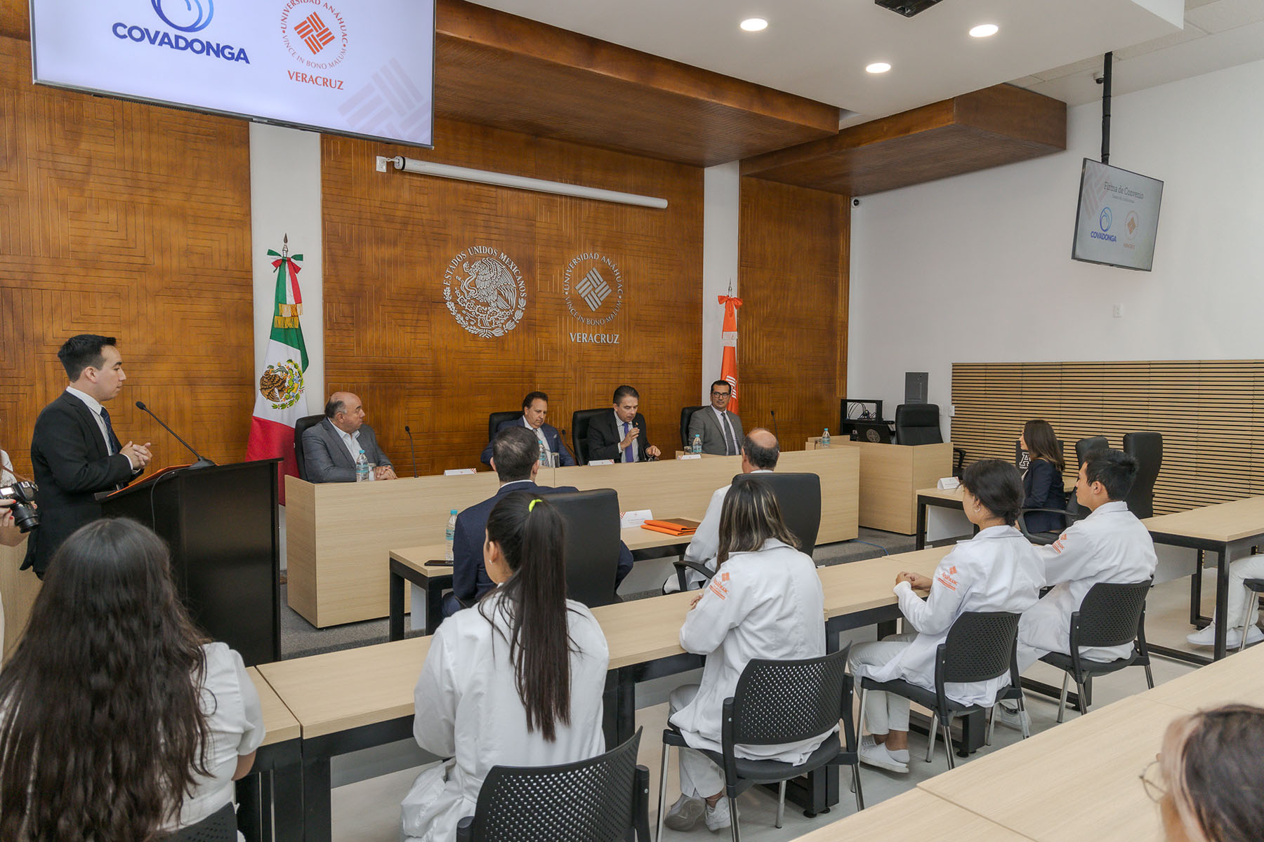 5 / 14 - Firma de Convenio con Hospitales Covadonga