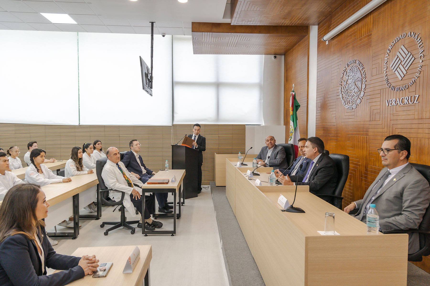 7 / 14 - Firma de Convenio con Hospitales Covadonga