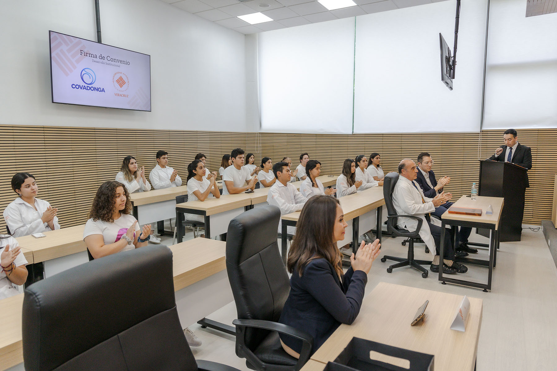 9 / 14 - Firma de Convenio con Hospitales Covadonga