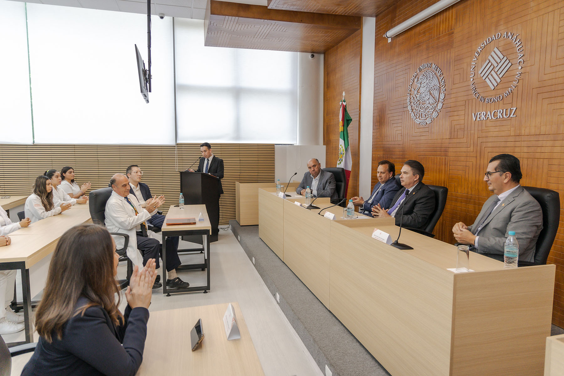 11 / 14 - Firma de Convenio con Hospitales Covadonga