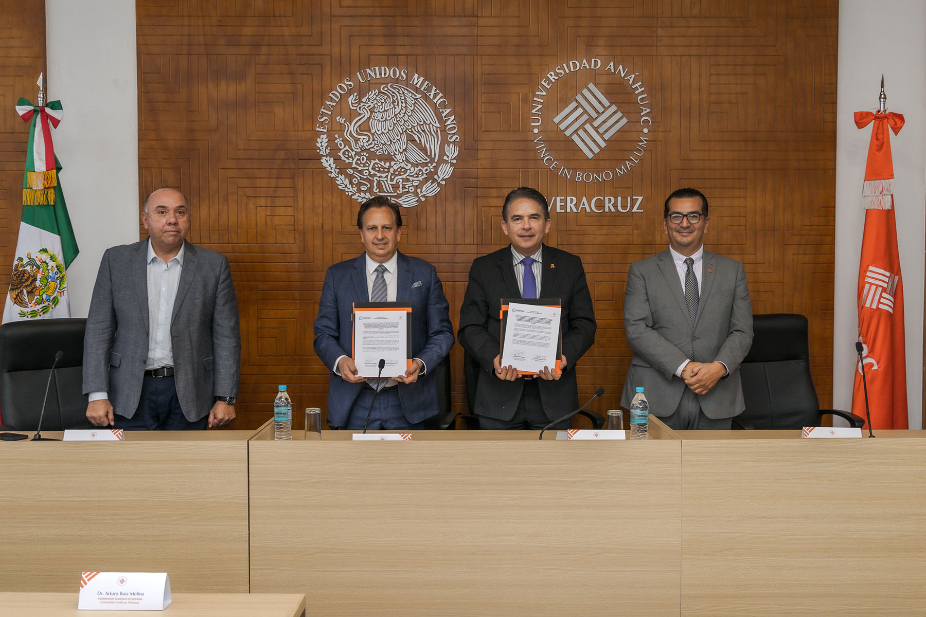 13 / 14 - Firma de Convenio con Hospitales Covadonga