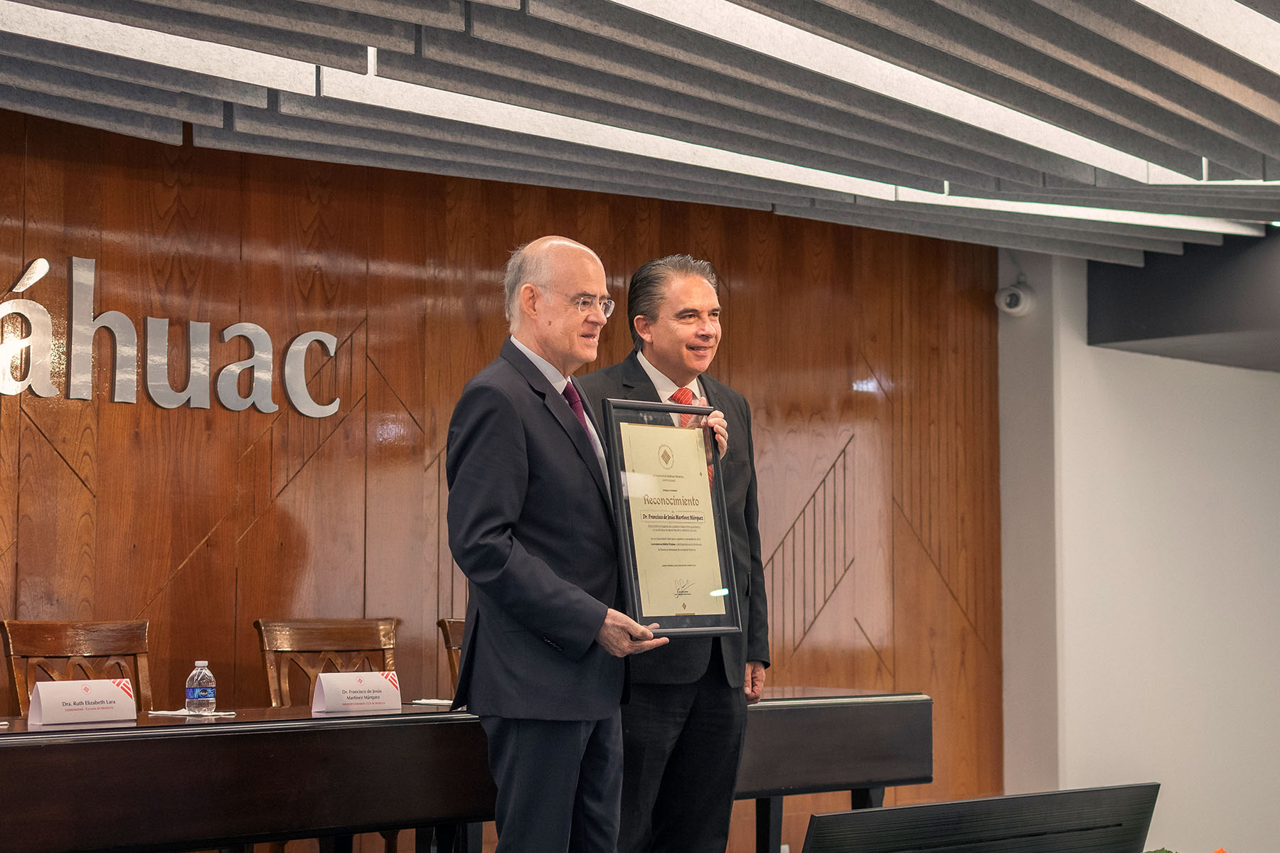 23 / 37 - Ceremonia de Agradecimiento al Dr. Francisco de Jesús Martínez Márquez