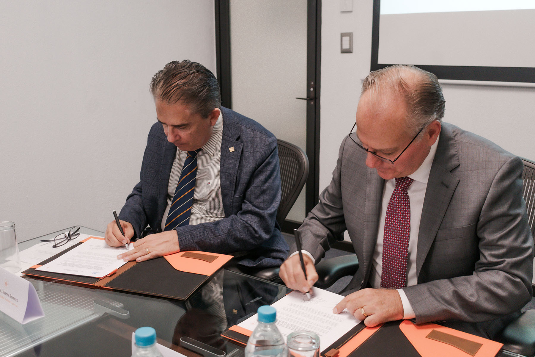 4 / 6 - Firma de Convenio de Colaboración con ISQUISA