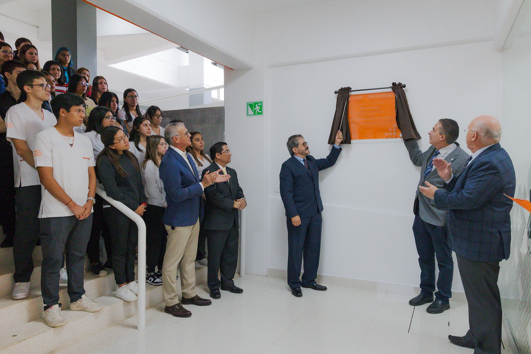 14 / 20 - Develación de Placa y Firma de Convenio con Grupo HuFriedy