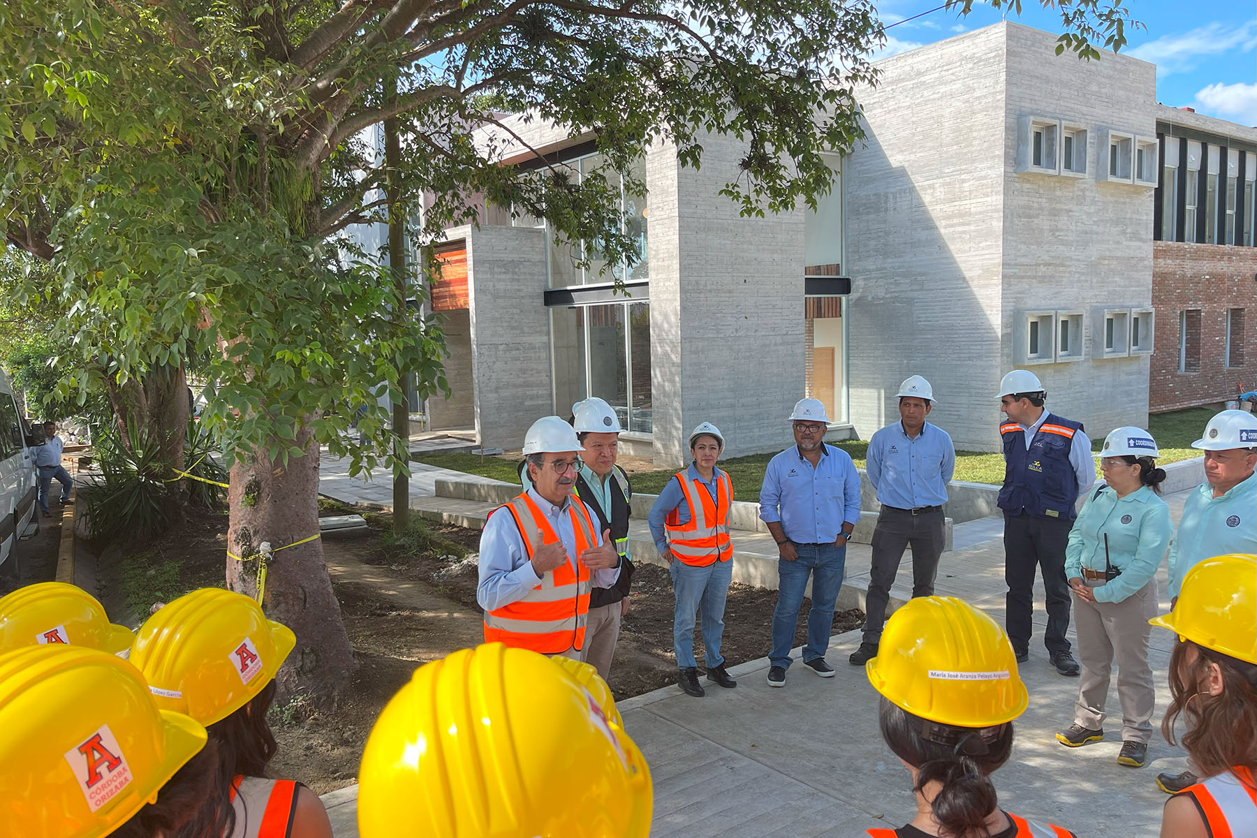 1 / 10 - Alumnos de la Escuela de Arquitectura Visitaron el Nuevo Corporativo de CAFIVER