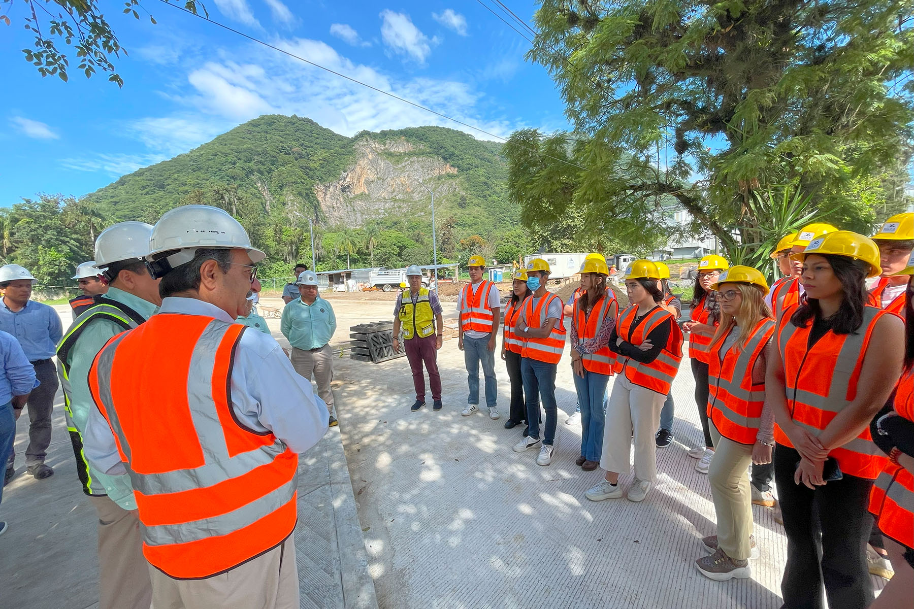 2 / 10 - Alumnos de la Escuela de Arquitectura Visitaron el Nuevo Corporativo de CAFIVER