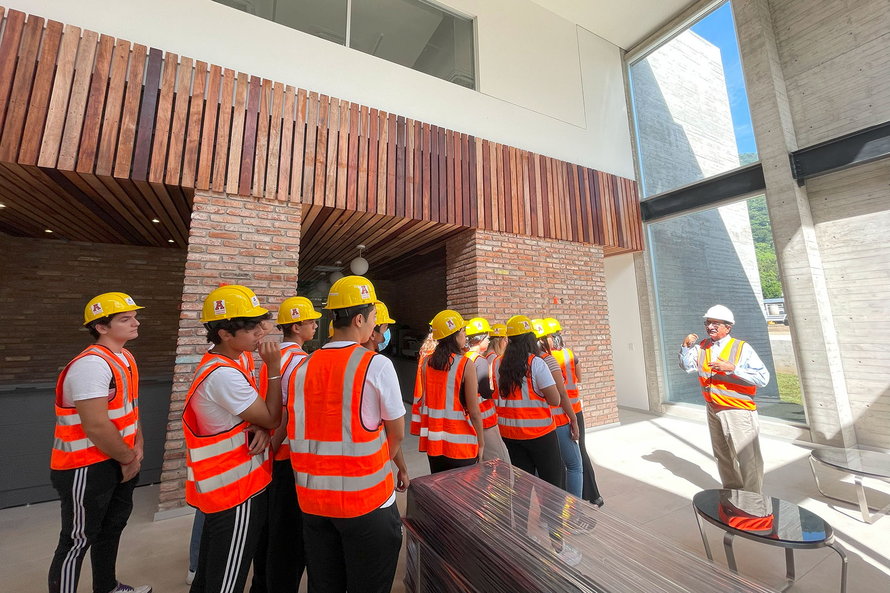 3 / 10 - Alumnos de la Escuela de Arquitectura Visitaron el Nuevo Corporativo de CAFIVER