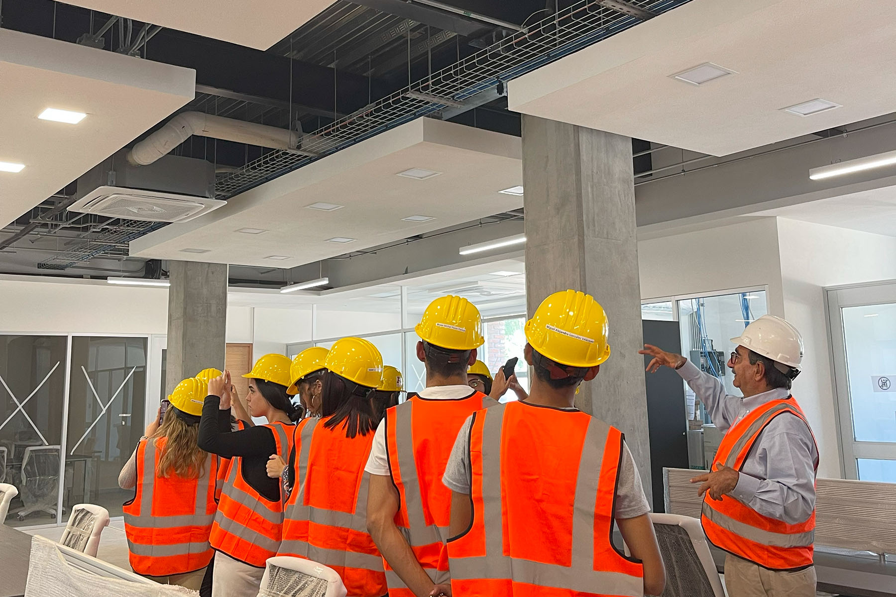 5 / 10 - Alumnos de la Escuela de Arquitectura Visitaron el Nuevo Corporativo de CAFIVER