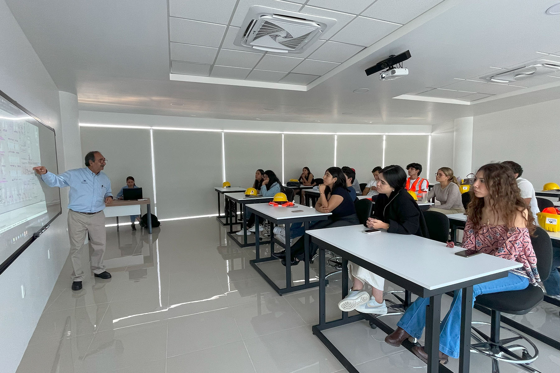 9 / 10 - Alumnos de la Escuela de Arquitectura Visitaron el Nuevo Corporativo de CAFIVER