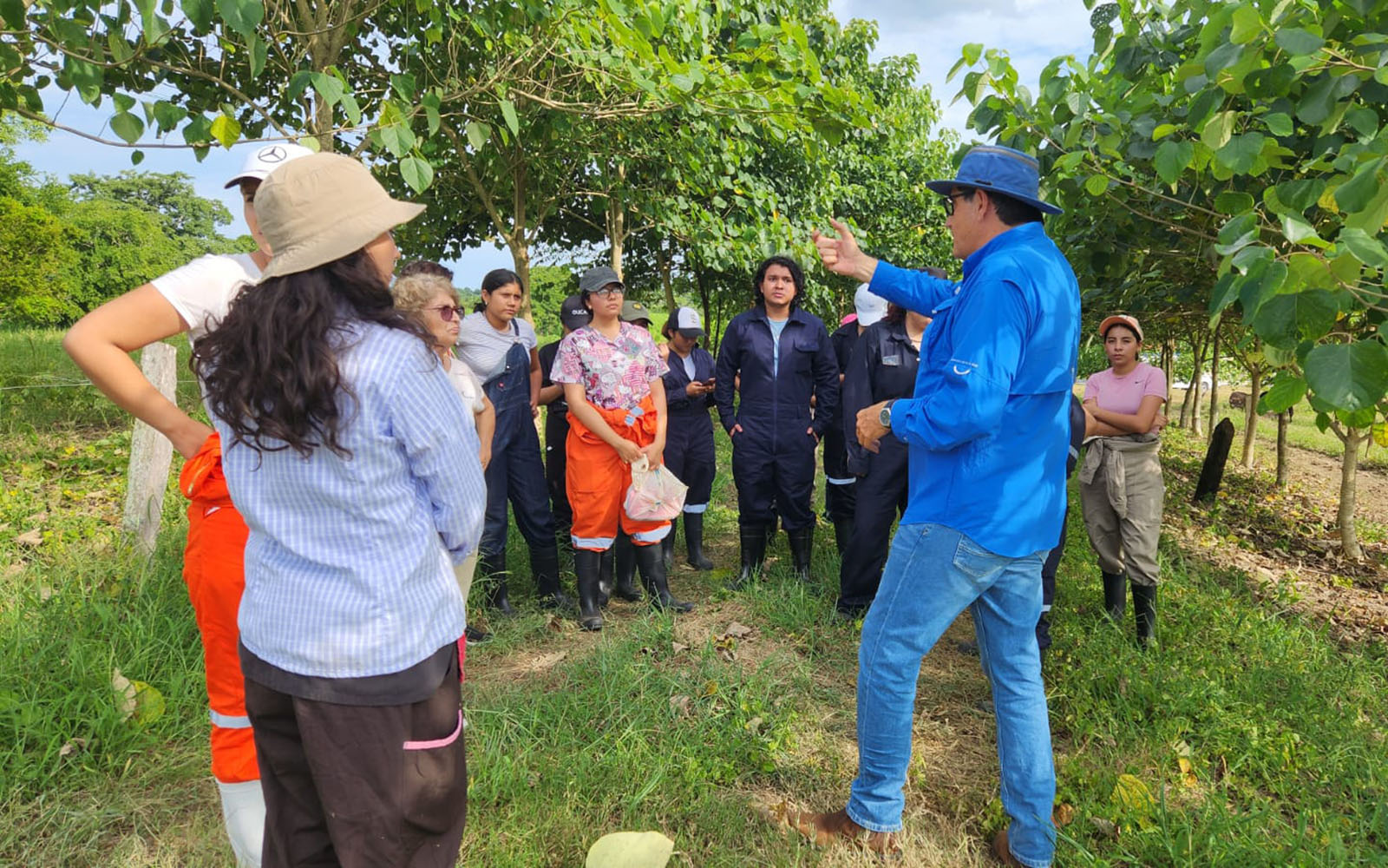 2 / 7 - Alumnos de la Primera Generación de Veterinaria Visitan la Zona Sur del Estado