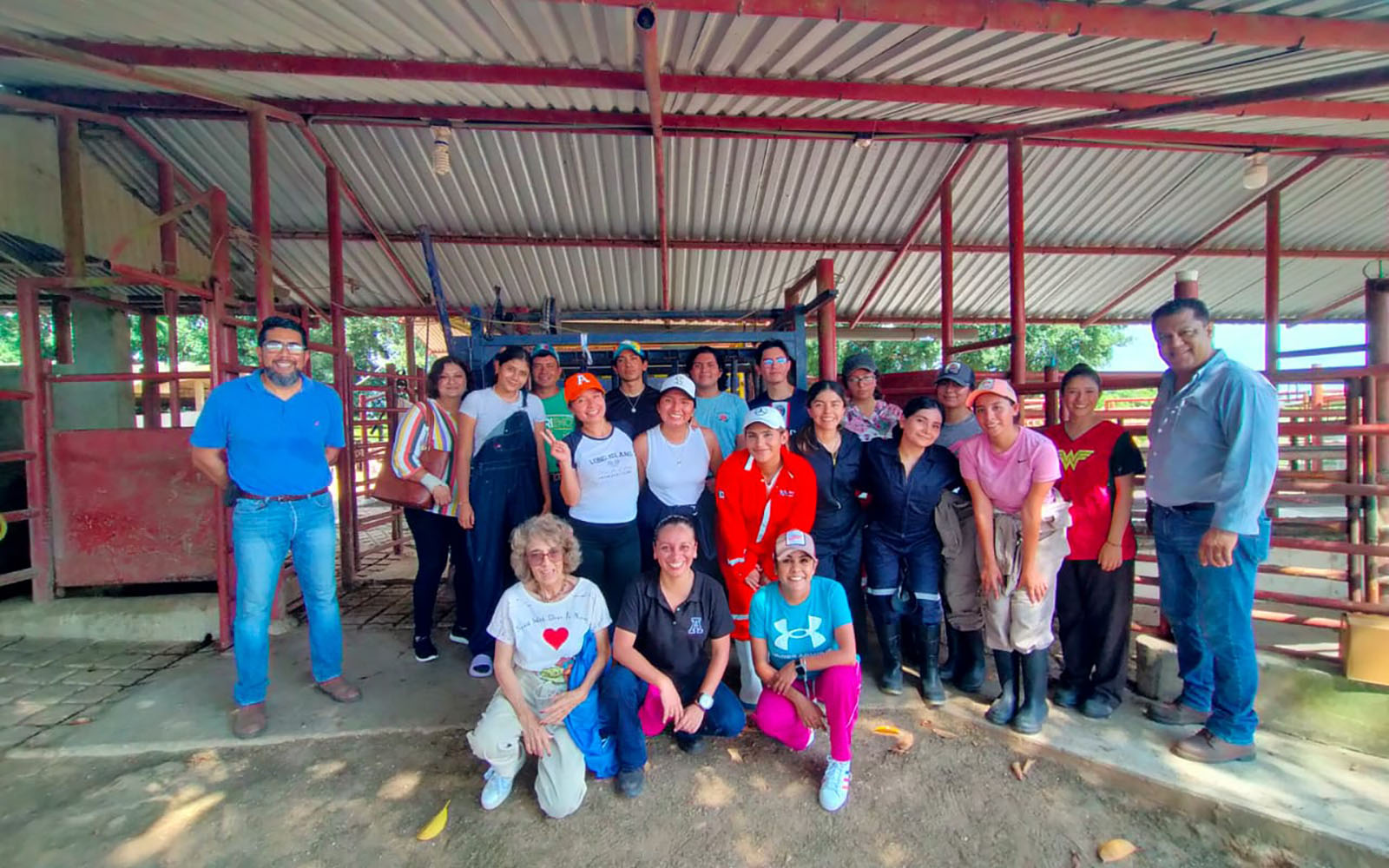 6 / 7 - Alumnos de la Primera Generación de Veterinaria Visitan la Zona Sur del Estado