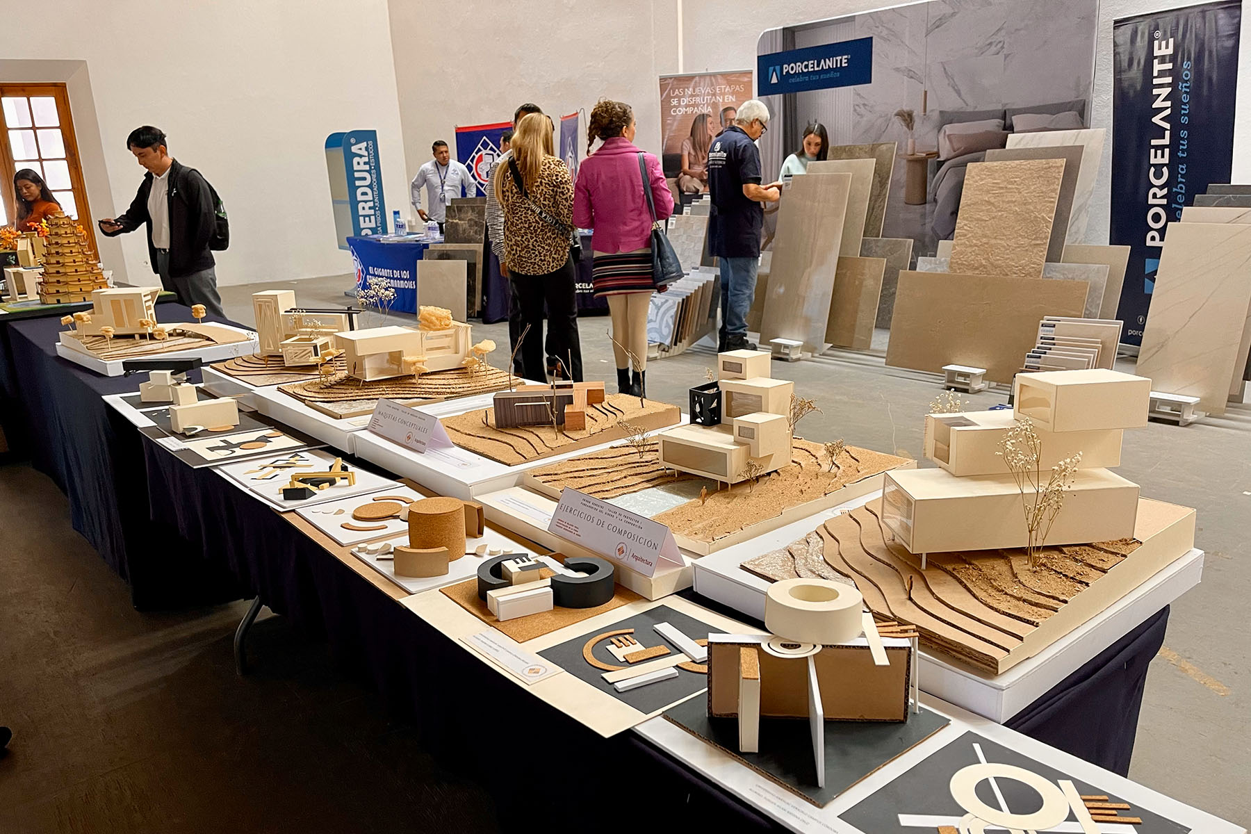 2 / 8 - Estudiantes de 1.er Semestre Participan en Muestra de la Expo Arquitectura 2023