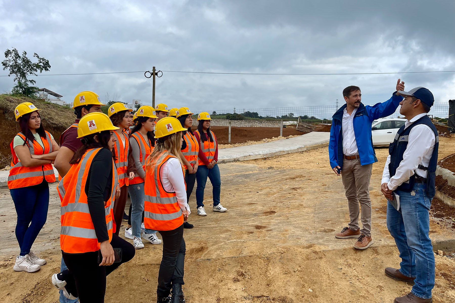 1 / 10 - Alumnos de Arquitectura de Primer Semestre Realizan Visita de Campo a Proyecto de Urbanización Residencial