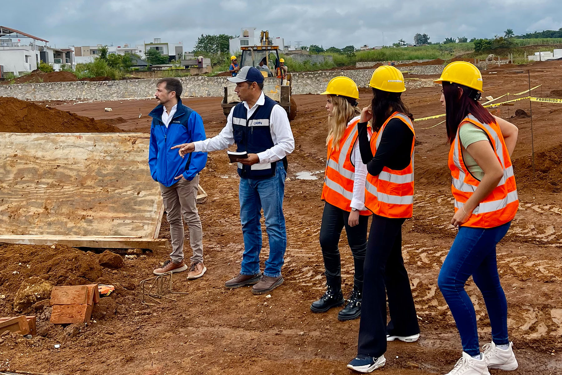 2 / 10 - Alumnos de Arquitectura de Primer Semestre Realizan Visita de Campo a Proyecto de Urbanización Residencial