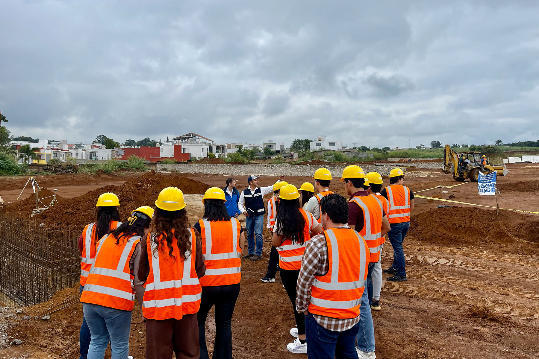 3 / 10 - Alumnos de Arquitectura de Primer Semestre Realizan Visita de Campo a Proyecto de Urbanización Residencial