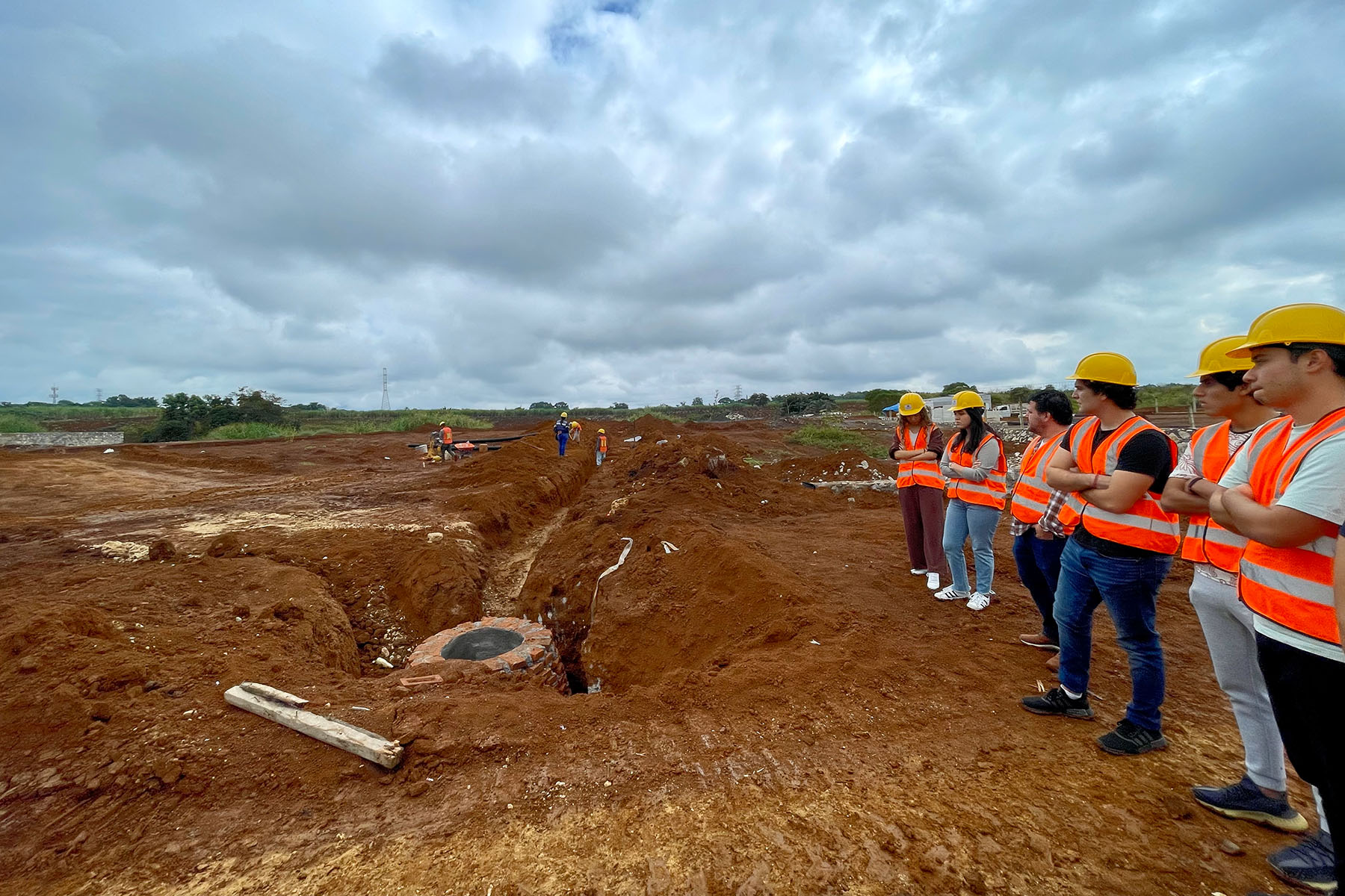 5 / 10 - Alumnos de Arquitectura de Primer Semestre Realizan Visita de Campo a Proyecto de Urbanización Residencial