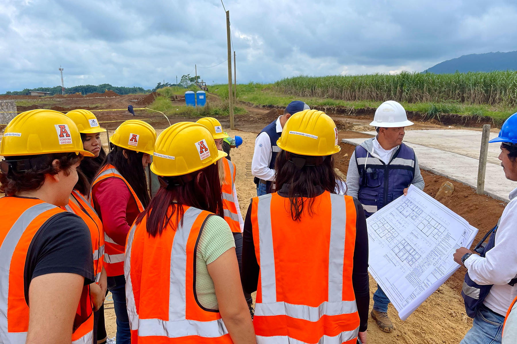 7 / 10 - Alumnos de Arquitectura de Primer Semestre Realizan Visita de Campo a Proyecto de Urbanización Residencial