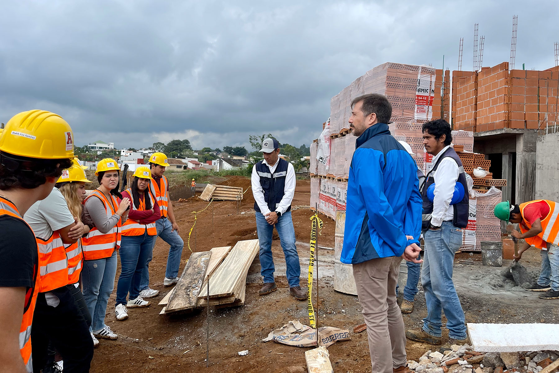 9 / 10 - Alumnos de Arquitectura de Primer Semestre Realizan Visita de Campo a Proyecto de Urbanización Residencial