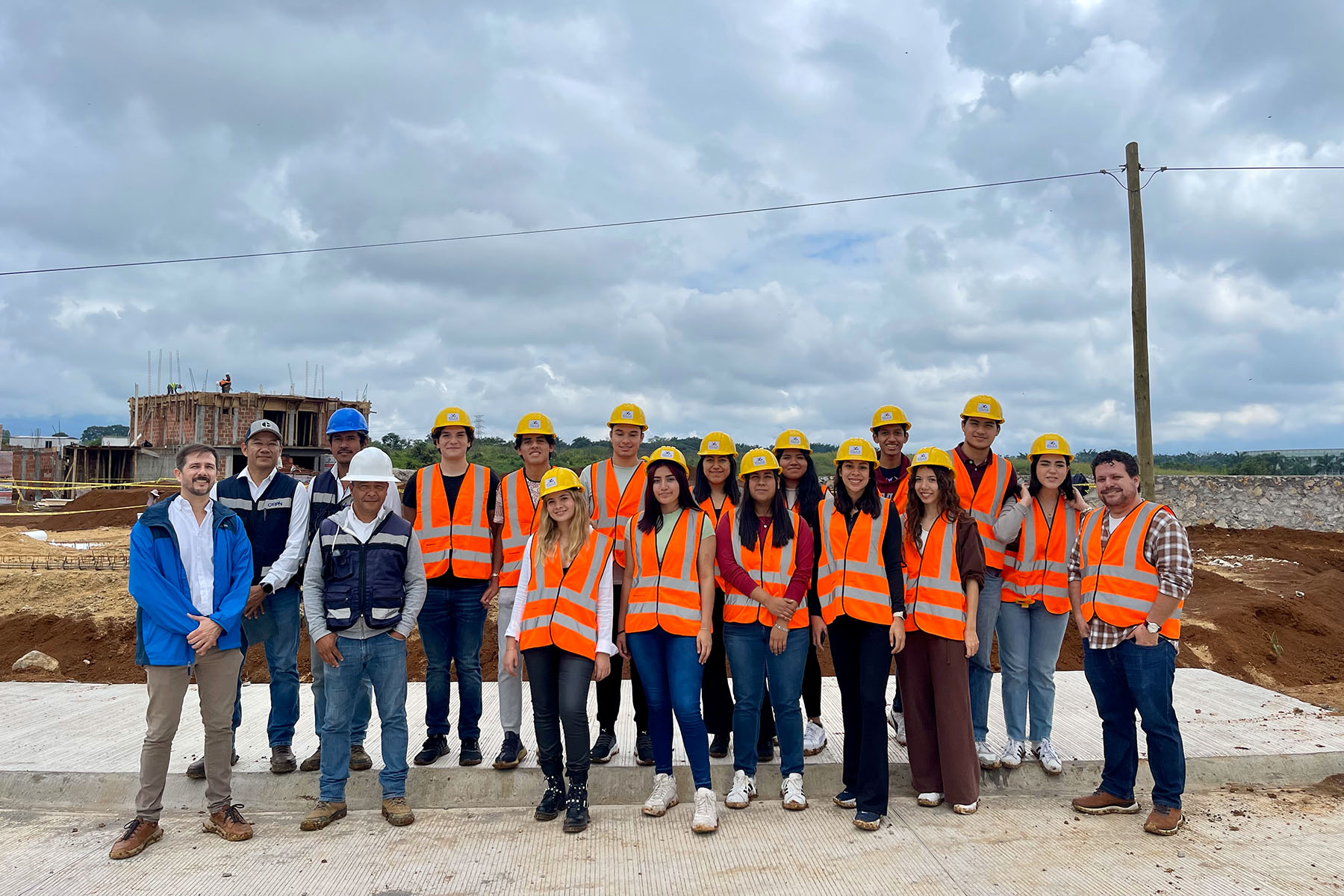 10 / 10 - Alumnos de Arquitectura de Primer Semestre Realizan Visita de Campo a Proyecto de Urbanización Residencial