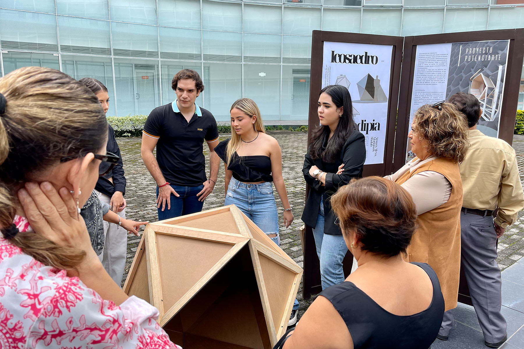 12 / 19 - Alumnos de Arquitectura llevan a cabo Exitosa Muestra de Productos Académicos