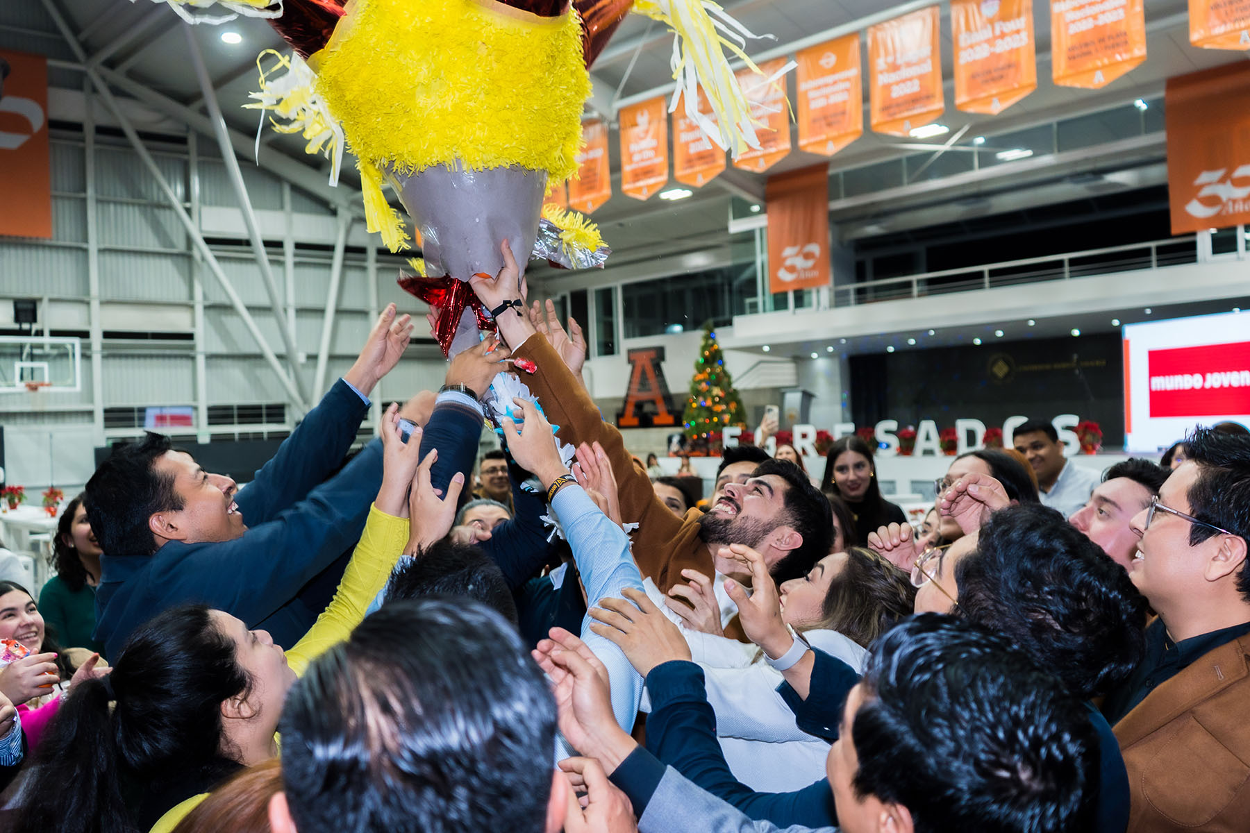 9 / 25 - Reencuentro de Líderes en el Brindis Navideño para Egresados