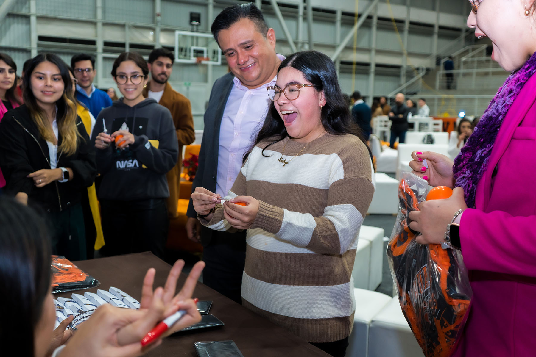 13 / 25 - Reencuentro de Líderes en el Brindis Navideño para Egresados