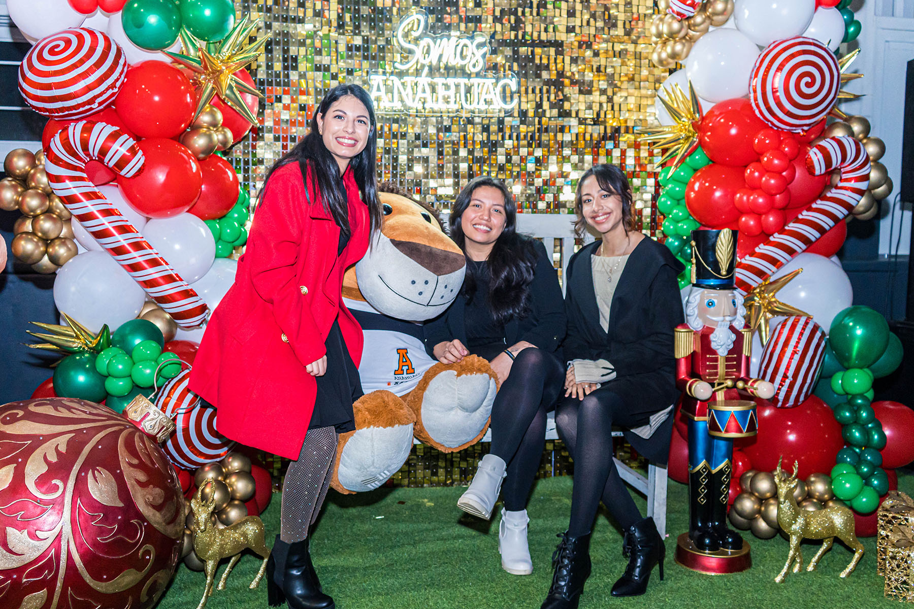 19 / 25 - Reencuentro de Líderes en el Brindis Navideño para Egresados