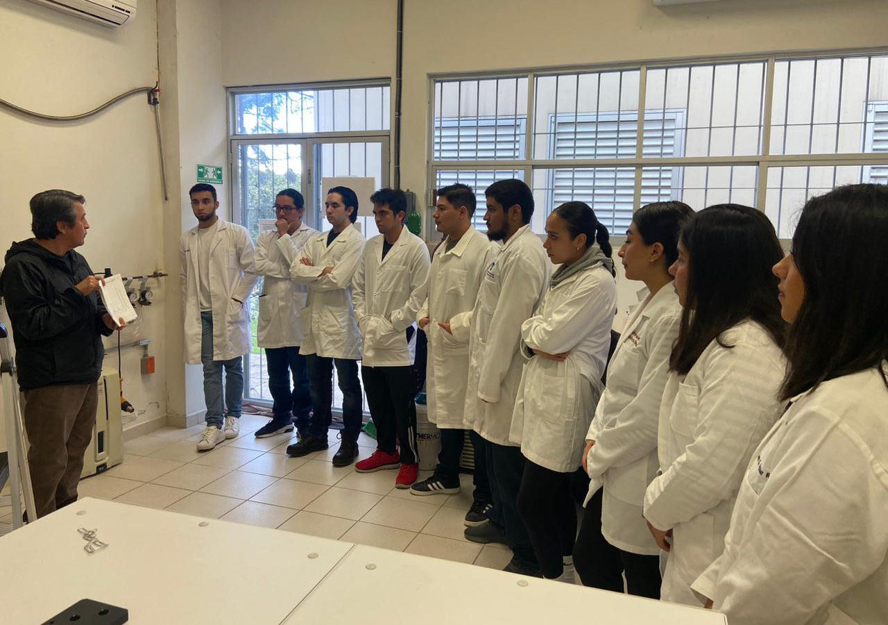 2 / 5 - Alumnos de Ingeniería Visitan el Instituto de Química Aplicada de la Universidad Veracruzana