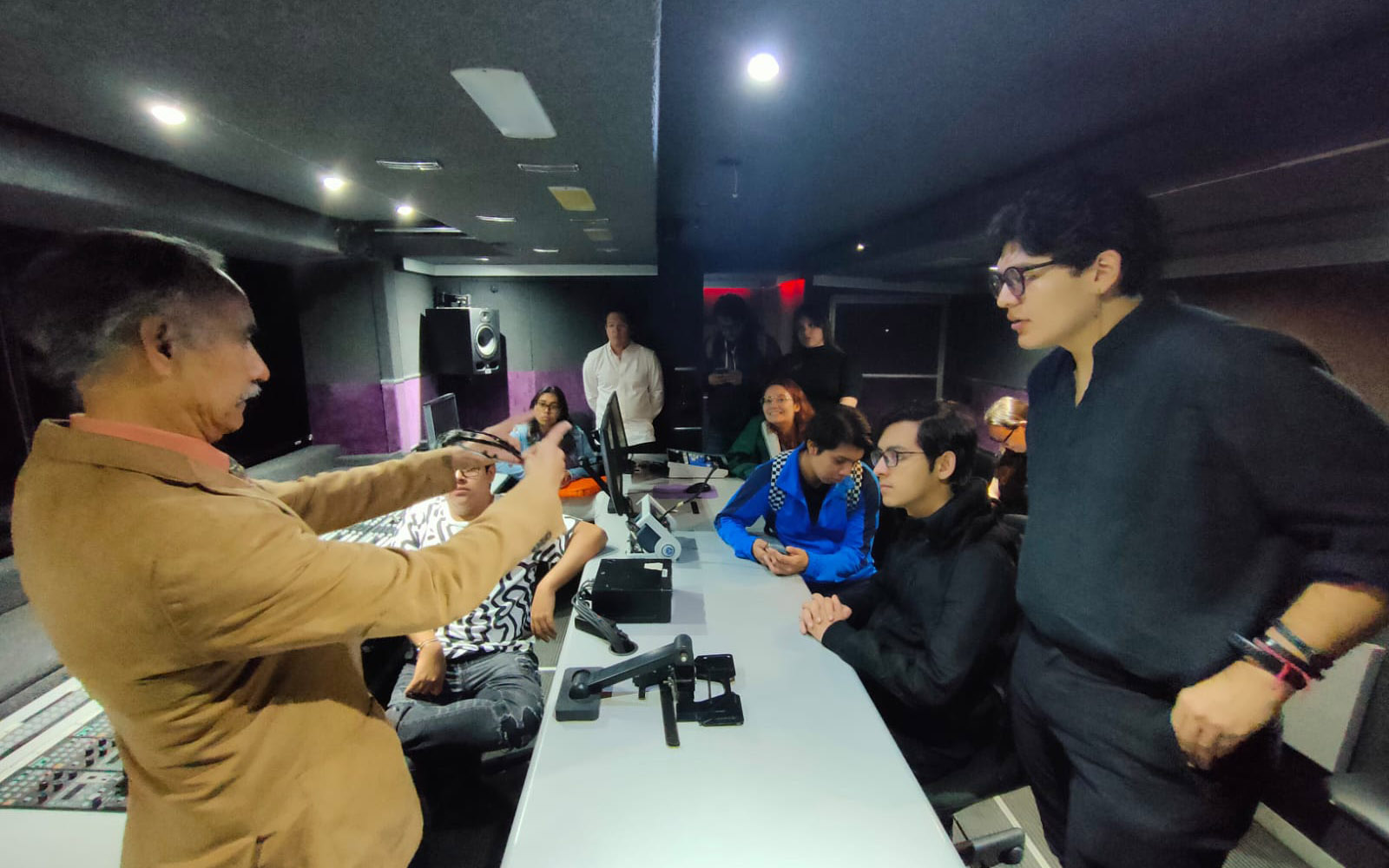 2 / 3 - Estudiantes de Posproducción Audiovisual Visitan Radiotelevisión de Veracruz