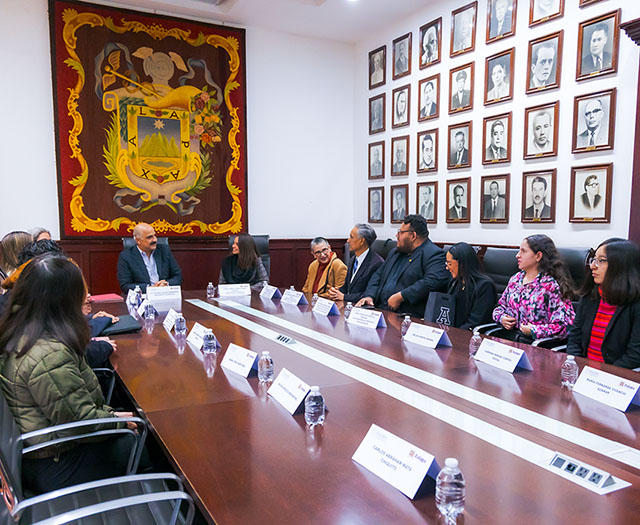 Presidente Municipal Reconoce a Alumnos y Maestros por Servicio Profesional