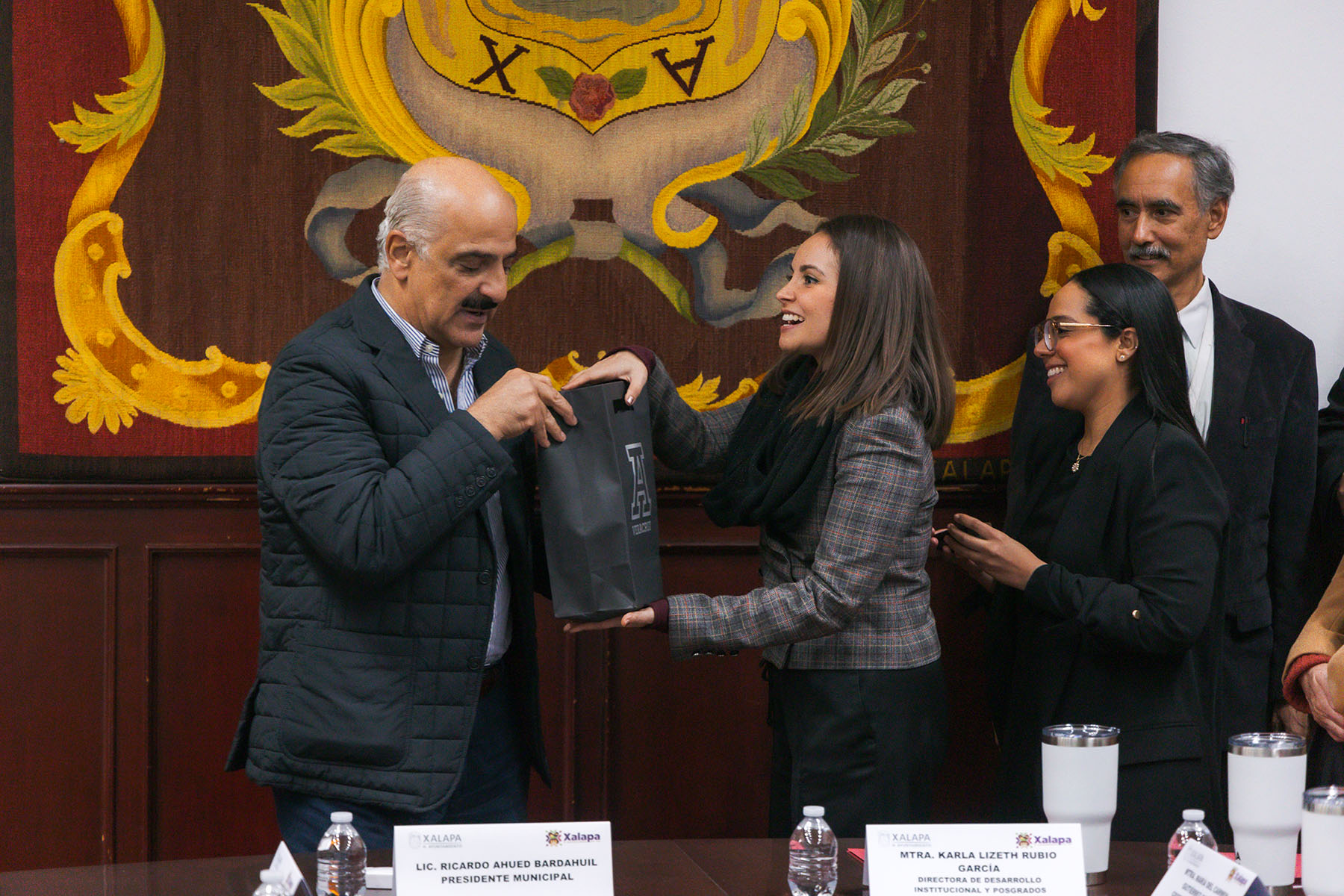 6 / 16 - Presidente Municipal Reconoce a Alumnos y Maestros por Servicio Profesional