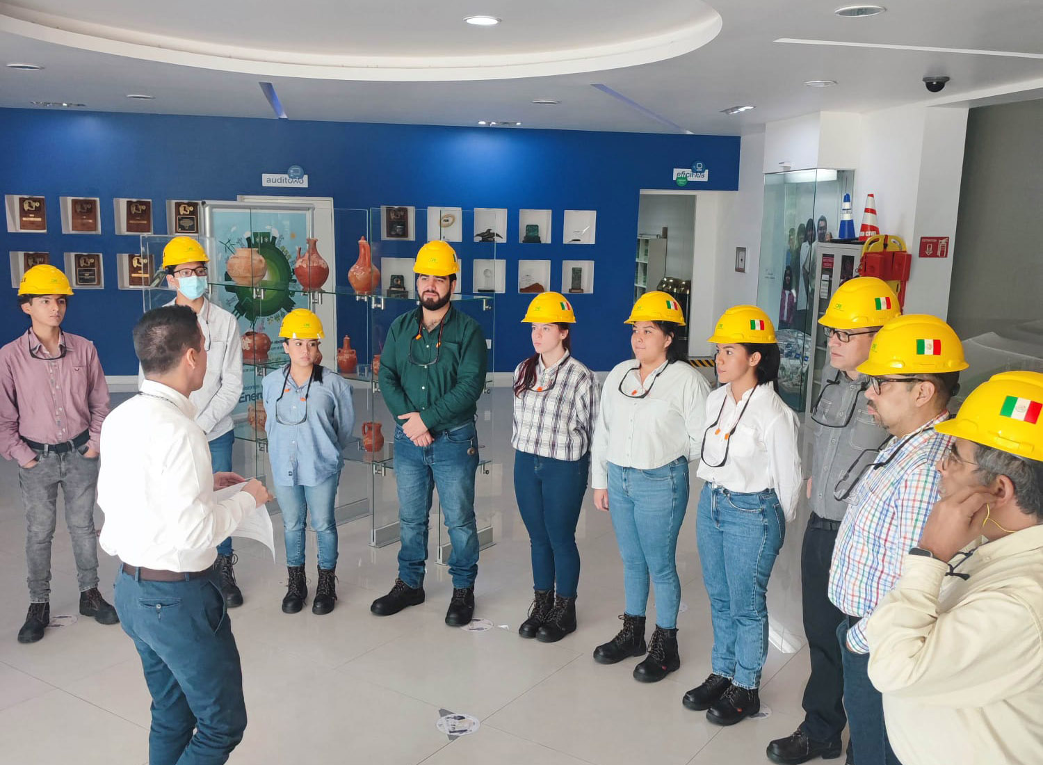 1 / 3 - Alumnos de Derecho Visitan la Central Nuclear de Laguna Verde