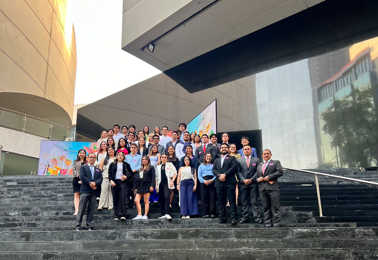 2 / 5 - Alumnos de la Escuela de Derecho Visitan el INAI y el Senado de la República