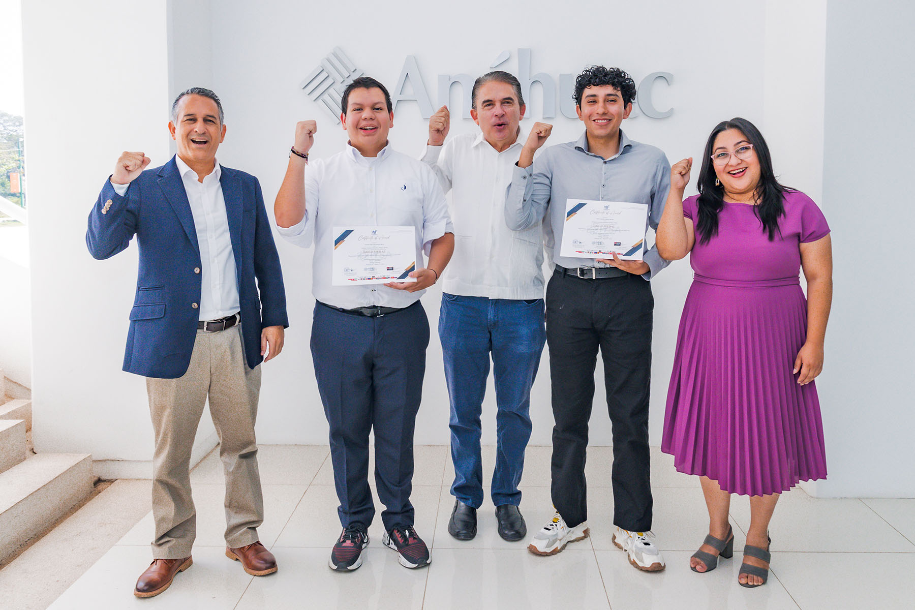 2 / 7 - Estudiantes Ganan Medalla de Oro en la Youth International Science Fair 2024