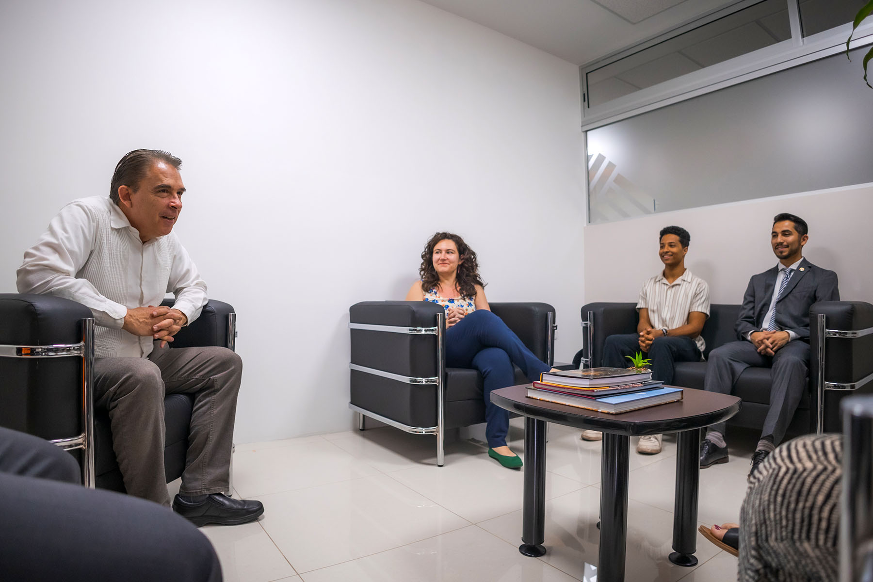 1 / 10 - Rectoría Recibe a Nuestros Estudiantes de Incoming 202410: Bienvenidos a Nuestro Campus