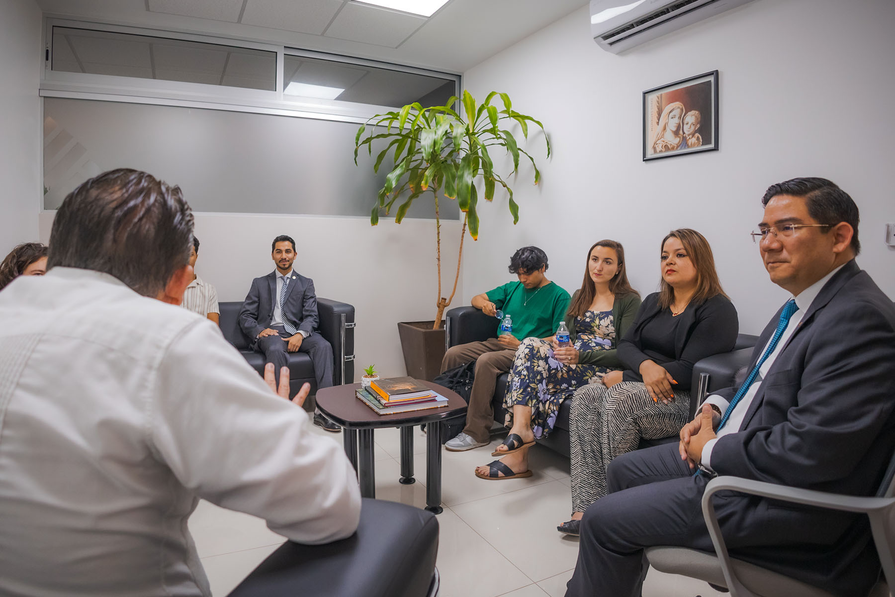 2 / 10 - Rectoría Recibe a Nuestros Estudiantes de Incoming 202410: Bienvenidos a Nuestro Campus
