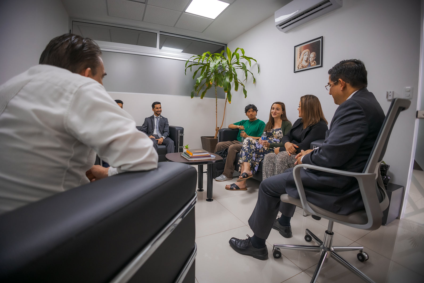 7 / 10 - Rectoría Recibe a Nuestros Estudiantes de Incoming 202410: Bienvenidos a Nuestro Campus
