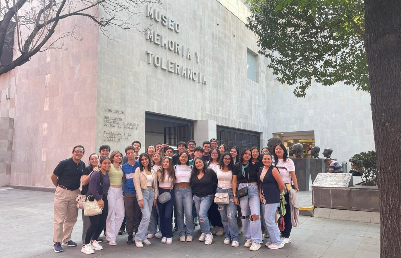 3 / 4 - Visita al Museo de Memoria y Tolerancia por Alumnos de Psicología y Derecho