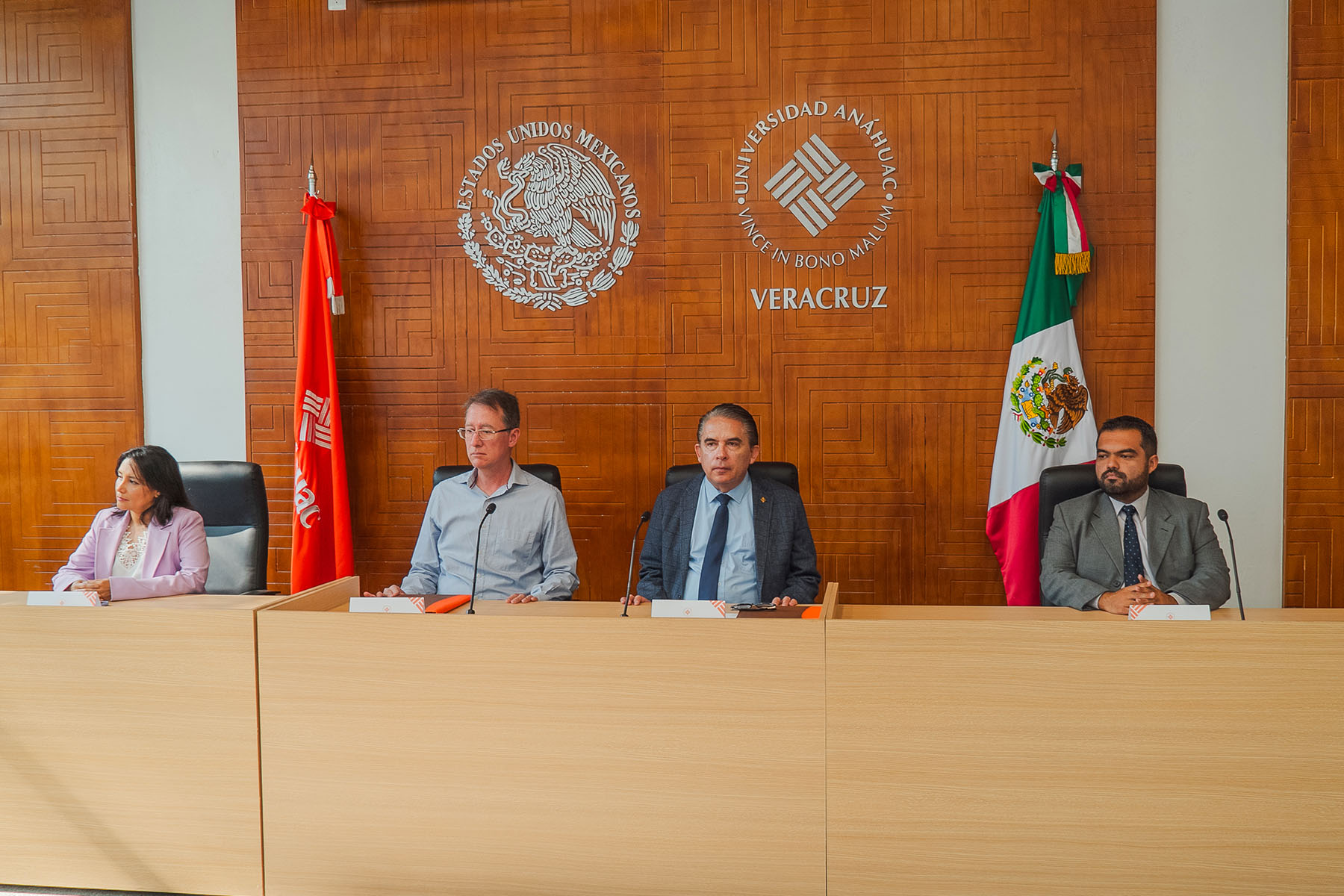 2 / 15 - Firma de Convenio de Colaboración con AKWEL
