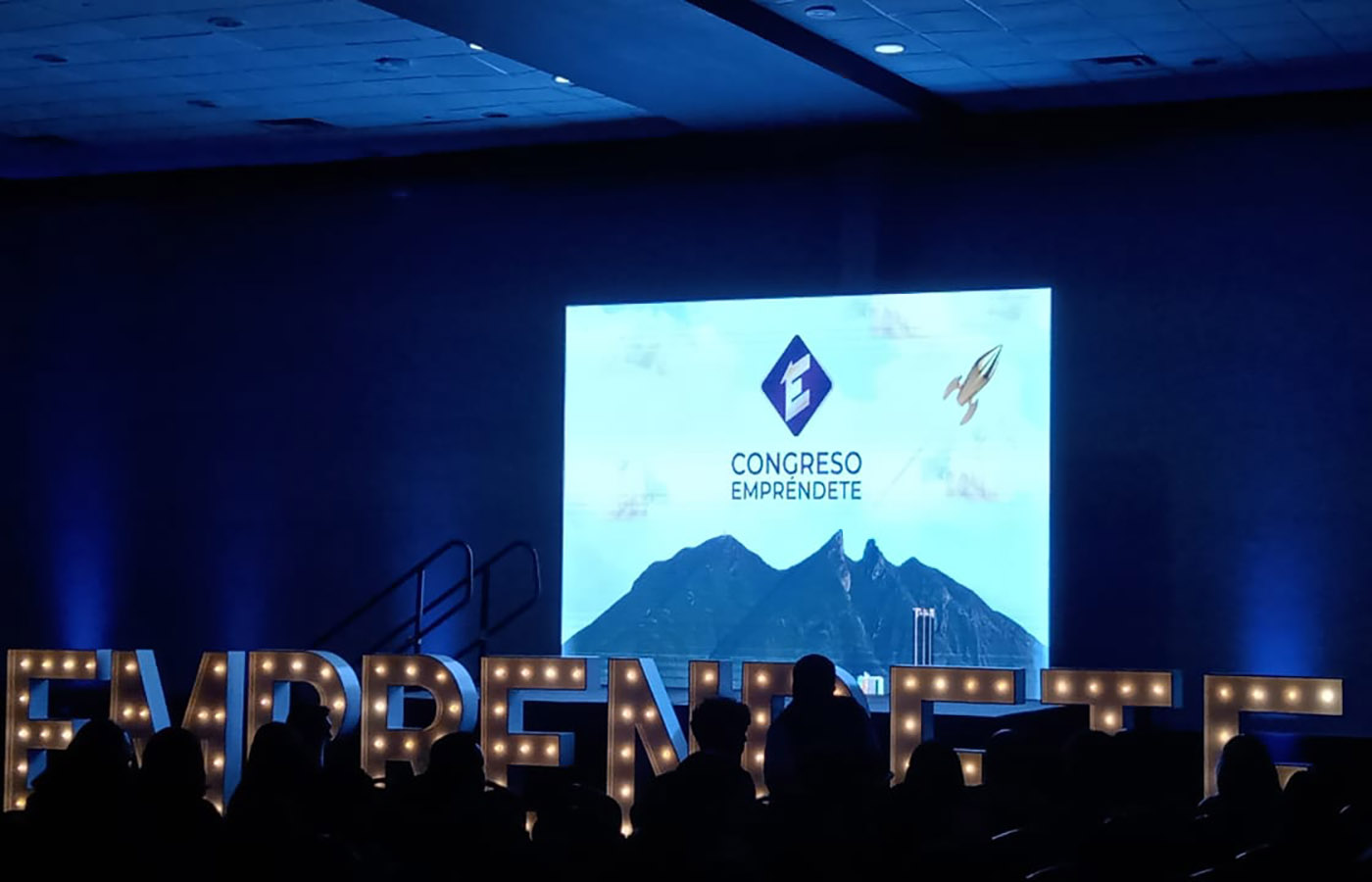 1 / 5 - Alumnos de Ingeniería Industrial Asisten al Congreso Empréndete en Monterrey