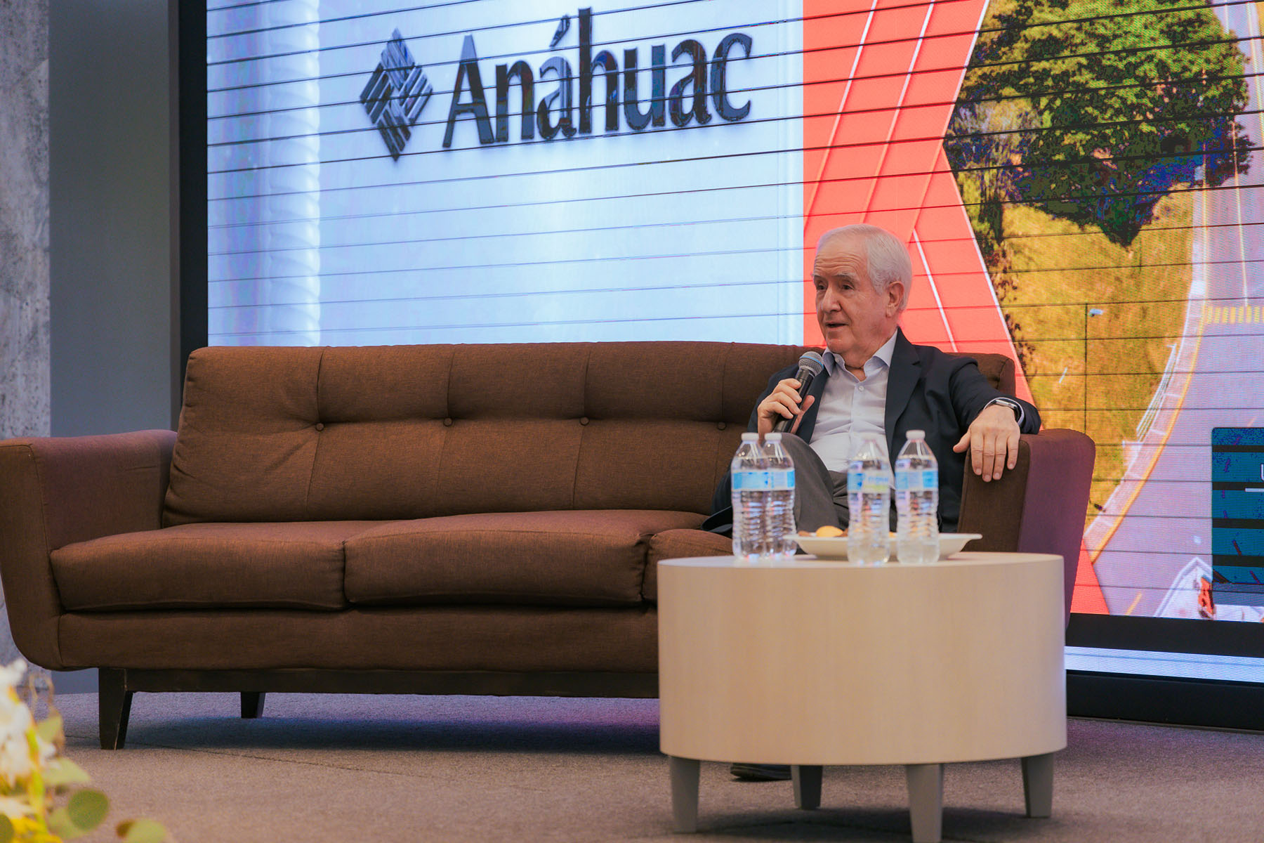 3 / 11 - Charla de Café con un Empresario: Conversatorios