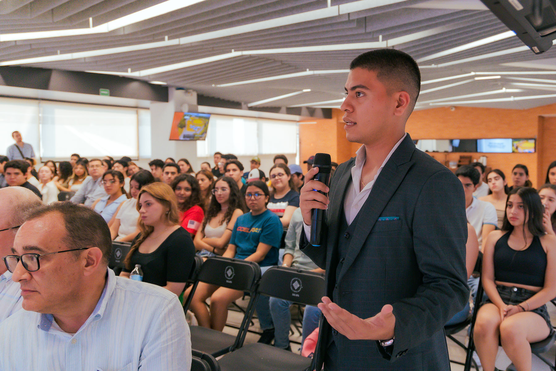 5 / 11 - Charla de Café con un Empresario: Conversatorios