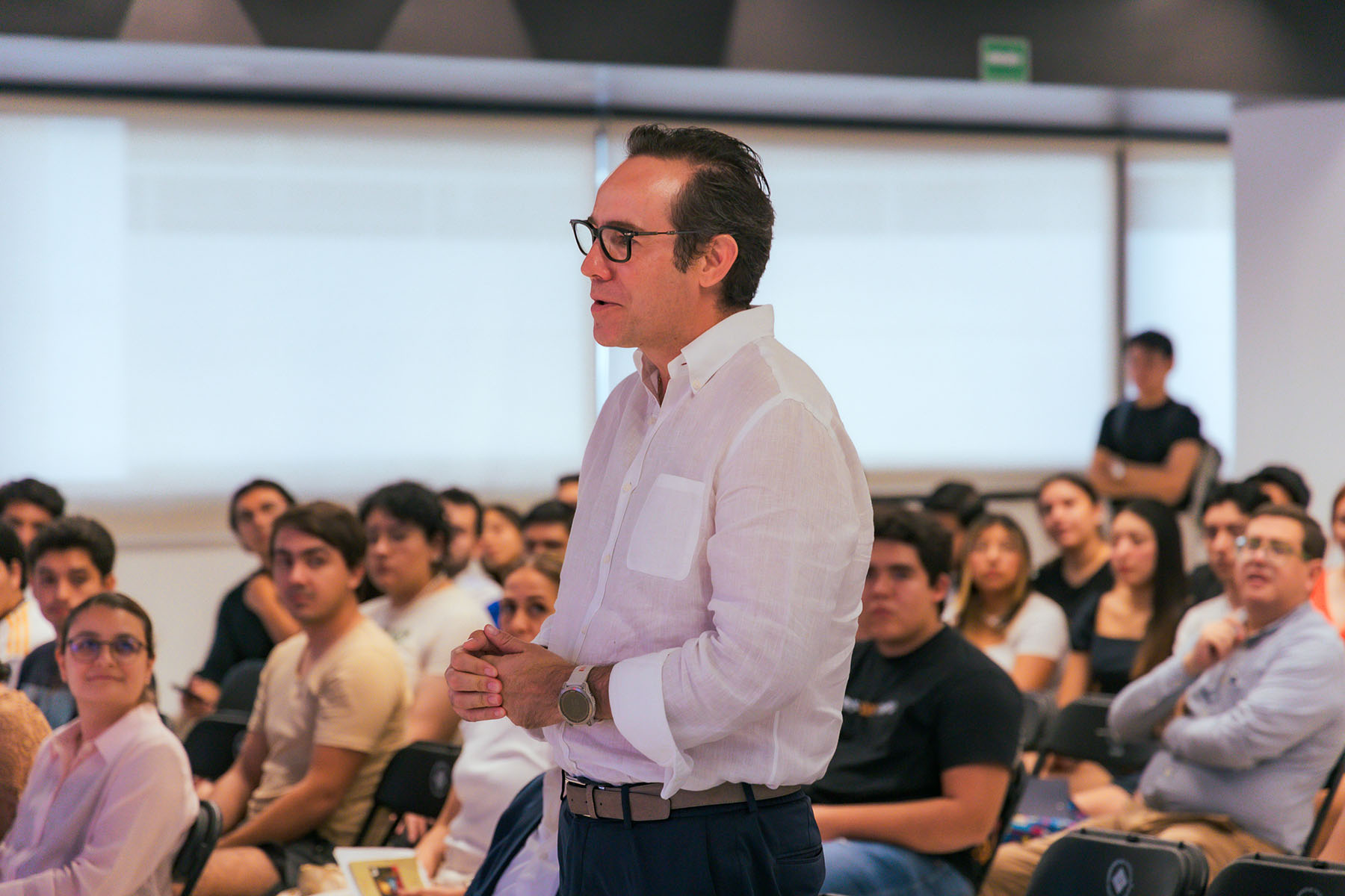 7 / 11 - Charla de Café con un Empresario: Conversatorios