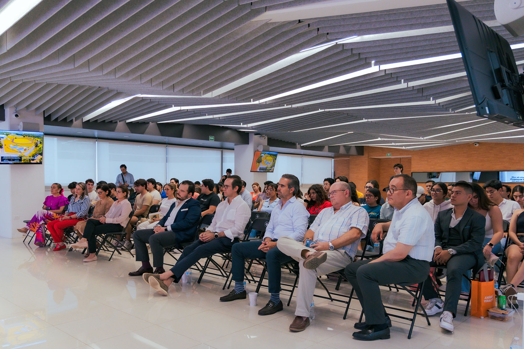 8 / 11 - Charla de Café con un Empresario: Conversatorios
