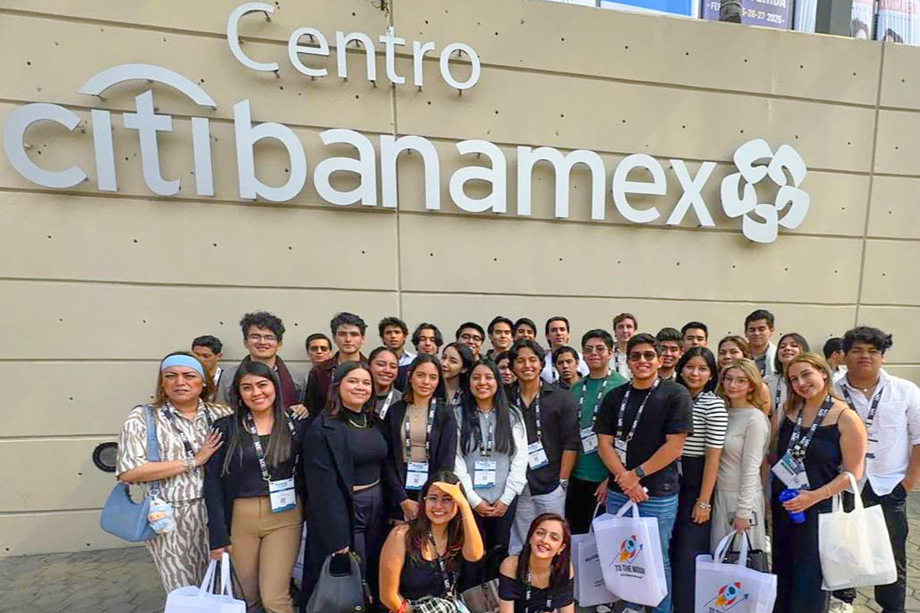 1 / 4 - Estudiantes Asisten a Money Expo México 2025