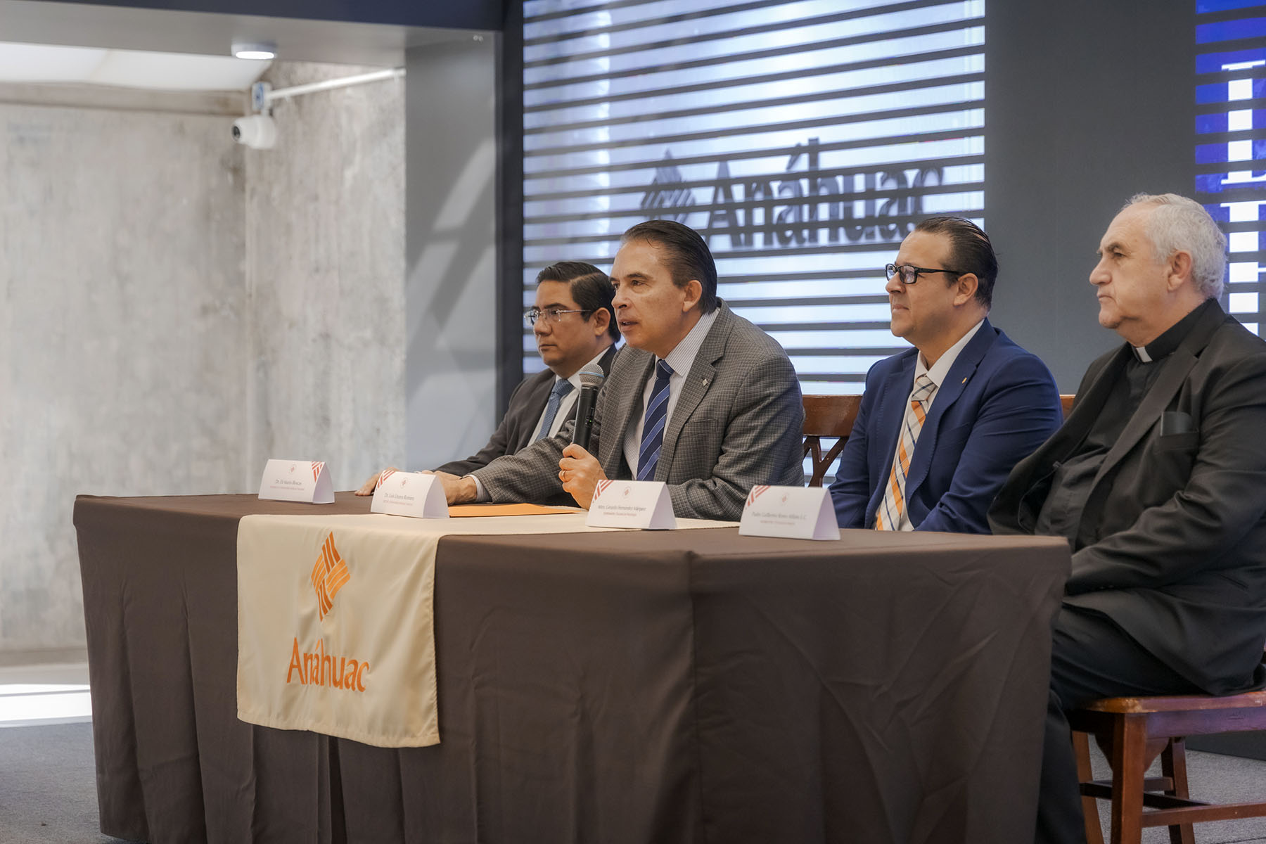 7 / 50 - Celebrando los Primeros Diez Años de la Escuela de Psicología
